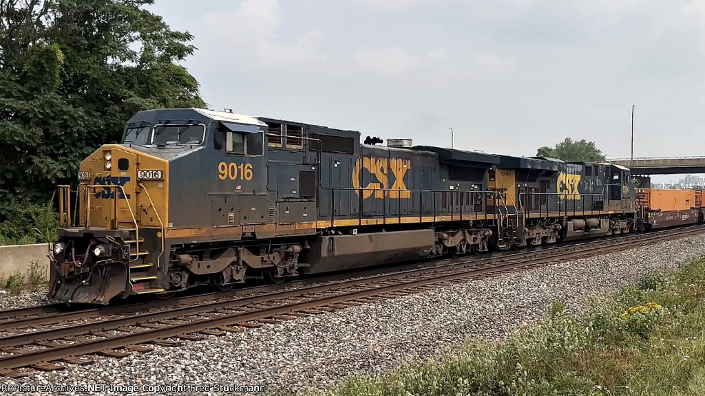 CSX 9016 leads I137 on another day.